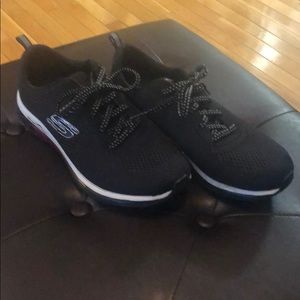 Sketchers tennis shoes